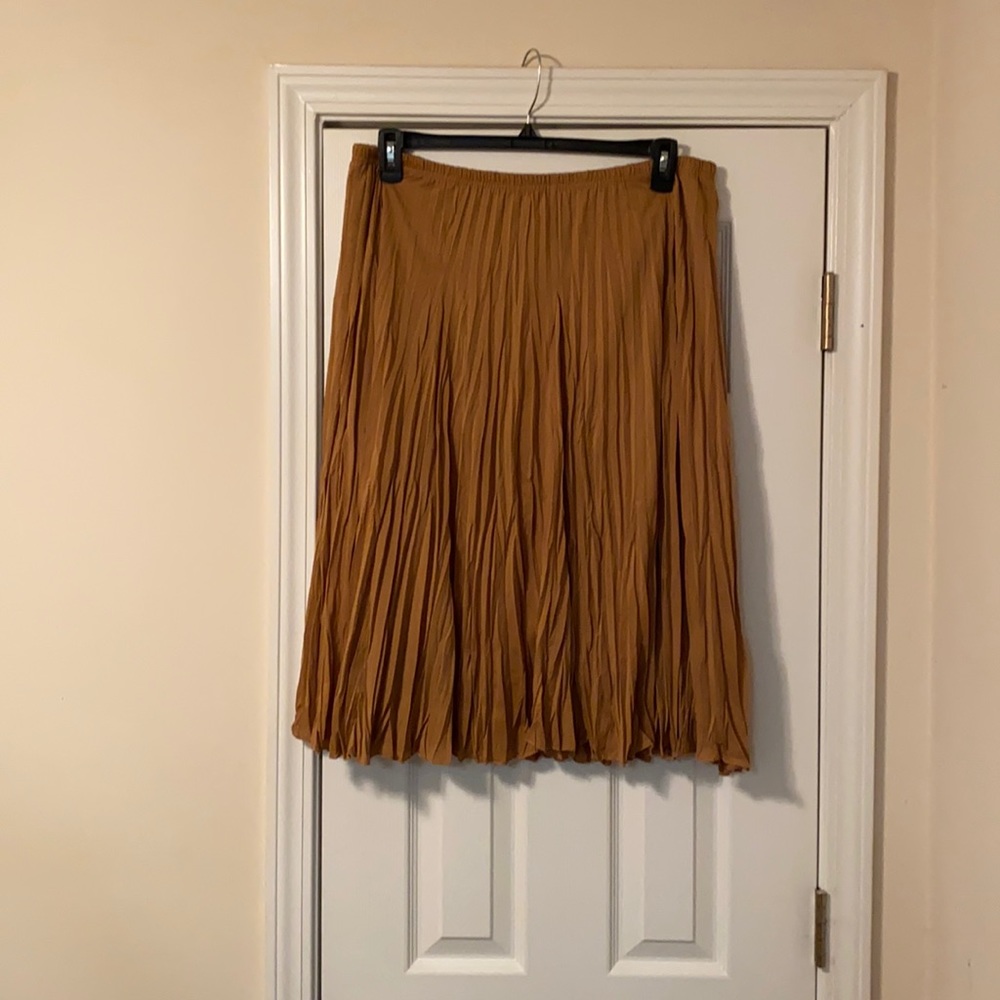New Direction pleated gold skirt
